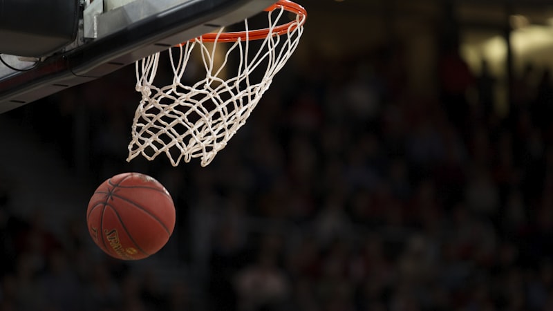 NBA 2025-2026赛季季后赛，球员高高跃起扣篮的精彩瞬间